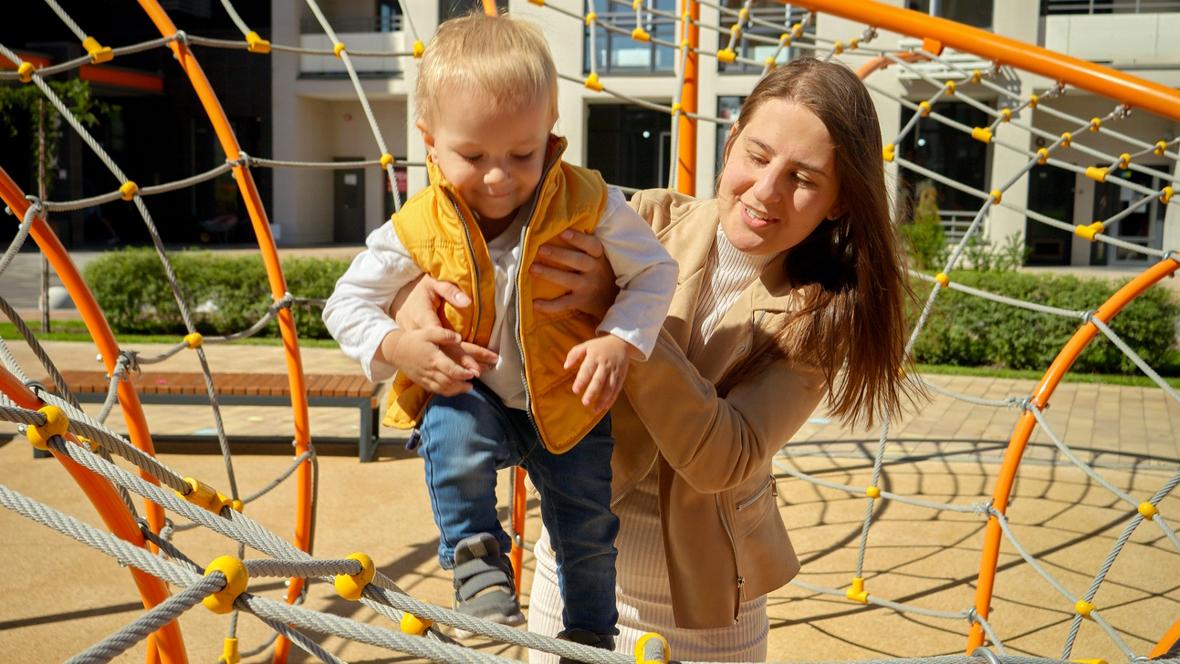 Când adultul se lasă reglat de copil: de ce se întâmplă și ce putem&nbsp;face?